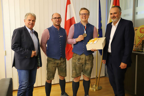 Euroskills-Silbermedaillengewinner Ronald Brunäcker (2.v.r.) war mit Harald Neumayer und Jürgen Kraft bei Landeshauptmann Hans Peter Doskozil (v.l.).