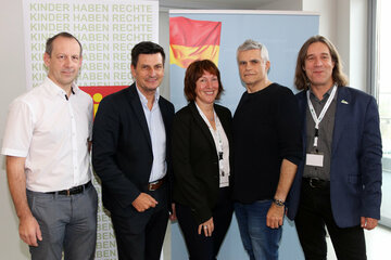 SP Gerald Herowitsch-Trinkl (Obmann des DÖJ Dachverband der Österreichischen Jugendhilfe und Obmann der IGSWG Burgenland), Soziallandesrat Christian Illedits, DSA Bettina Horvath (prov. Referatsleiterin und Leitende Sozialarbeiterin, Abteilung 6 des Land Burgenland), Mag. Christian Reumann (Kinder- und Jugendanwalt Burgenland) und Prof. (FH) Mag. (FH) Manfred Tauchner (Department Soziales, FH Burgenland).