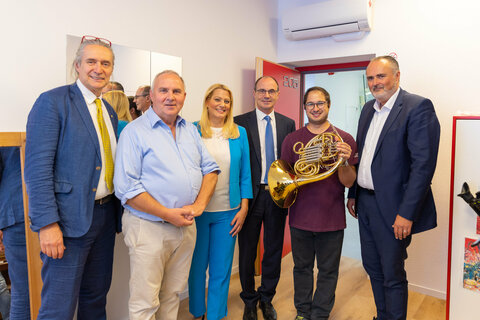 Erster Unterrichtstag an der JHP: Der prov. Rektor Gerhard Krammer, Prof. Mag. Martin Bramböck, Dekanatsleiter Instrumentalstudien, Landesrätin Mag.a (FH) Daniela Winkler, Geschäftsführer Mag. Franz Steindl, Milad Abbassi und Landeshauptmann Mag. Hans Peter Doskozil.