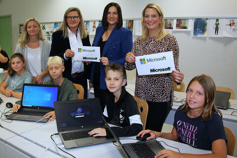 Bürgermeisterin LAbg. Rita Stenger, Pädagogin und E-Learningbeauftragte Barbara Mixa, Landeshauptmann-Stellvertreterin Mag.a Astrid Eisenkopf und Landesrätin Mag.a (FH) Daniela Winkler mit Schülerinnen und Schülern