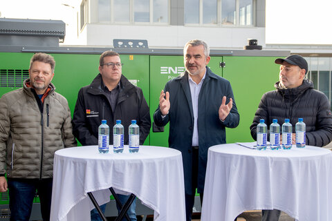 DI Gerald Gebhardt, Leiter Bau und Betrieb Nord der Baudirektion Burgenland, Ing. Claus Paar, MSc, Hauptreferatsleiter für Katastrophenschutz und Krisenmanagement der Abteilung 8 - Kompetenzzentrum Sicherheit, Infrastrukturlandesrat Mag. Heinrich Dorner und Baudirektor DI (FH) Wolfgang Heckenast informierten über die Ausstattung der Standorte der Baudirektion mit Notstromaggregaten.