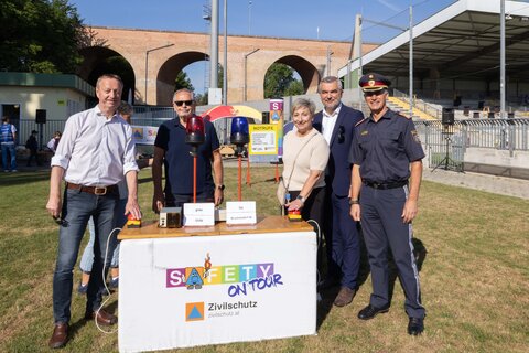 Im Mattersburger Pappelstadion ging am Dienstag das 26. Burgenland-Finale der Safety Tour über die Bühne: (v.l.) 2. Landtagspräsident Johann Tschürtz, Bevölkerungsschutz Burgenland-Präsident Herbert Wagner, 3. Landtagspräsidentin Bürgermeisterin Claudia Schlager, Landesrat Heinrich Dorner, Landespolizeidirektor Martin Huber.