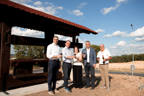 Landesrat Heinrich Dorner (2.v.r.), Wein Burgenland-Obmann Herbert Oschep (2.v.l.), Initiator Hans-Peter Schöll, Präsidentin Lisa Kölly-Pfneisl vom Verband Blaufränkisch Mittelburgenland und Lackendorfs Bürgermeister Werner Hofer (v.l.) vor der Weinpresse, die beim Kreisverkehr in Lackendorf die Einfahrt ins Blaufränkischland symbolisiert.
