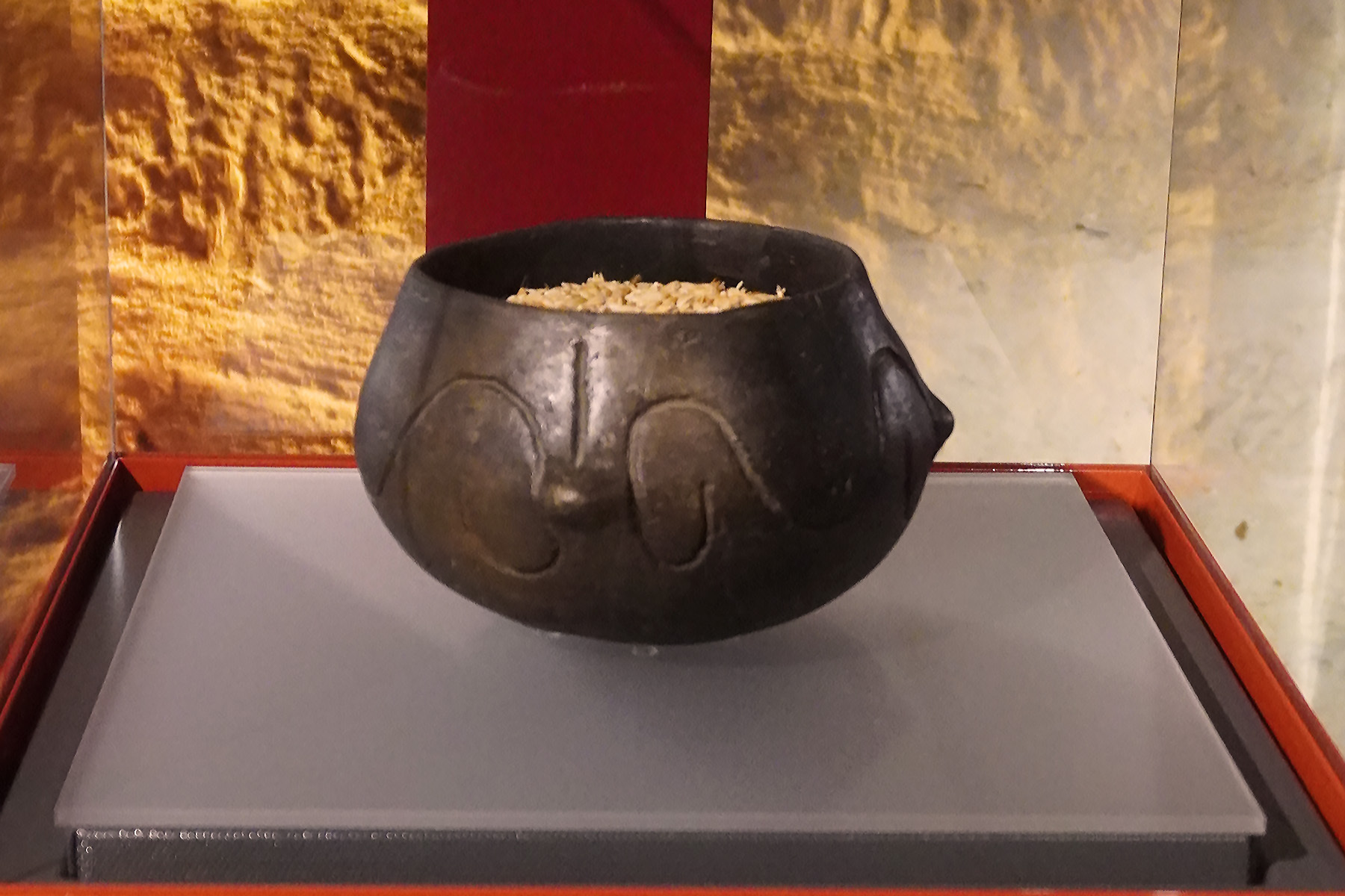 © Landesmuseum Burgenland Frühneolithisches Gefäß aus Winden im Landesmuseum Burgenland (Eisenstadt)