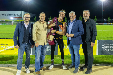 Gruppenbild von der Siegerehrung im Stabhochsprung der Männer beim Raiffeisen Austrian Open 2024 (v.l.) 1. Vizebürgermeister Istvan Deli, Franz Rumpolt (Geschäftsführer OSR), Sieger Austin Miller (USA), Bürgermeister Thomas Steiner, Landesrat Heinrich Dorner.