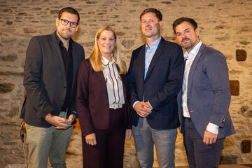 Bildungslandesrätin Daniela Winkler und Tobias Lang (Direktor des Friedenszentrums) mit Flo & Wisch in Stadtschlaining.