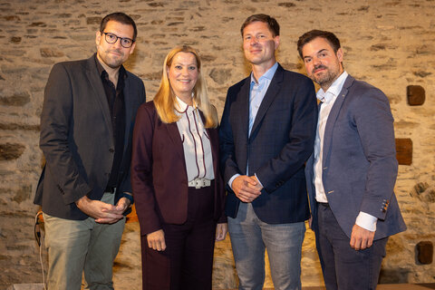 Bildungslandesrätin Daniela Winkler und Tobias Lang (Direktor des Friedenszentrums) mit Flo & Wisch in Stadtschlaining.