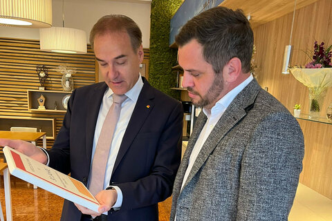 Soziallandesrat Dr. Leonhard Schneemann gratulierte Betreiber Franz Drescher mit einer von CERAMICO in Stoob handgefertigten Deko-Kachel im Haus in Raiding zum Jubiläum „30 Jahre Pflegezentren Drescher“.