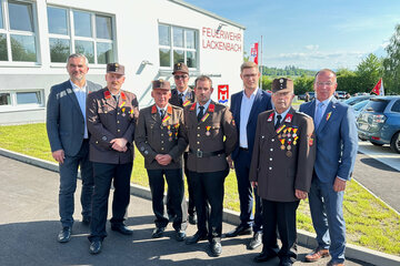 Landesrat Mag. Heinrich Dorner mit Bezirksfeuerwehrkommandant LBDS Martin Reidl, Bürgermeister Christian Weninger, Ortsfeuerwehrkommandant OBI Manuel Grund, LAbg. Patrik Fazekas, BA, und Mitgliedern der FF Lackenbach vor dem neuen Feuerwehrhaus.