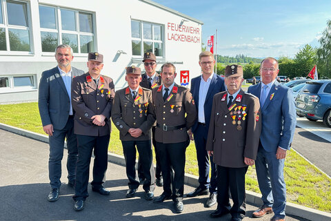 Landesrat Mag. Heinrich Dorner mit Bezirksfeuerwehrkommandant LBDS Martin Reidl, Bürgermeister Christian Weninger, Ortsfeuerwehrkommandant OBI Manuel Grund, LAbg. Patrik Fazekas, BA, und Mitgliedern der FF Lackenbach vor dem neuen Feuerwehrhaus.