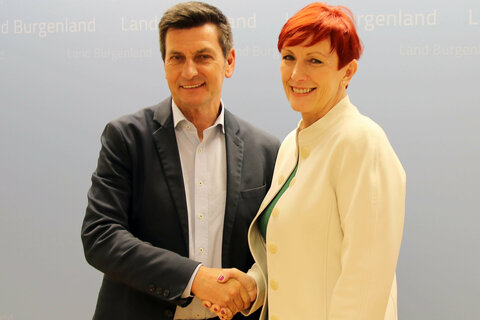 Soziallandesrat Christian Illedits und die neue Geschäftsführerin der Pflege Service Burgenland GmbH Klaudia Friedl