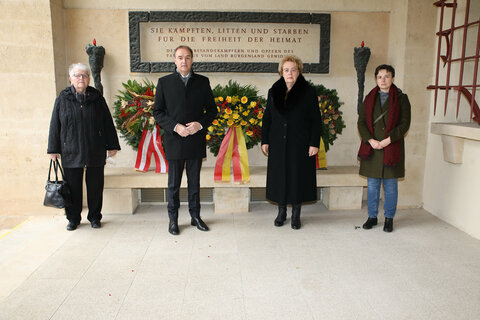 Feierliche Kranzniederlegung vor dem Landhaus im Gedenken an die Opfer des Krieges und des Faschismus (v.l.): Landtagspräsidentin Verena Dunst und Landesrat Leonhard Schneemann mit Mag.a Gabi Tremmel-Yakali (rechts), Landesvorsitzende des Bundes Sozialdemokratischen FreiheitskämpferInnen, Opfer des Faschismus und aktiver AntifaschistInnen und Anna Hamm (links), Vizepräsidentin des Kriegsopfer- und Behindertenverbands (KOBV) für Wien, Niederösterreich und Burgenland