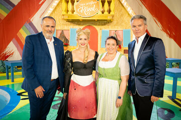 Bei der Premiere von Ralph Benatzkys Operettenklassiker „Im weißen Rössl” bei den Festspielen auf Schloss Tabor in Neuhaus am Klausenbach: (v.l.) Landeshauptmann Hans Peter Doskozil, „Bühnen-Rössl-Wirtin“ Dagmar Bernhard, die „echte Rössl-Wirtin“ aus St. Wolfgang, Gudrun Peter und der Generalintendant der burgenländischen Musiktheater, Alfons Haider.