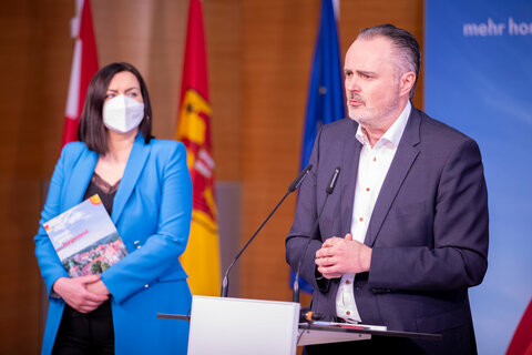 Landeshauptmann Hans Peter Doskozil bei der Präsentation des Rechenschaftsberichts