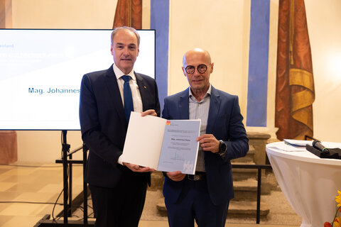 Landesrat Dr. Leonhard Schneemann mit dem Simon-Goldberger-Preisträger Mag. Johannes Reiss