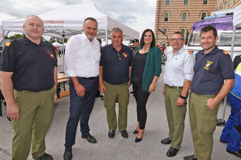 Landeshauptmann Hans Peter Doskozil und Landesrätin Astrid Eisenkopf mit Vertretern der Freiwilligen Feuerwehr.