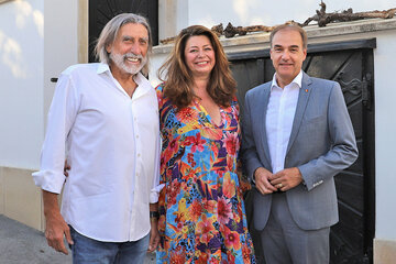 (v.l.n.r.) Filmproduzent Norbert Blecha mit Ehefrau Katrin Blecha-Ehrbar und Landesrat Dr. Leonhard Schneemann beim Eröffnungsfest Terra Film Goes Pannonia.