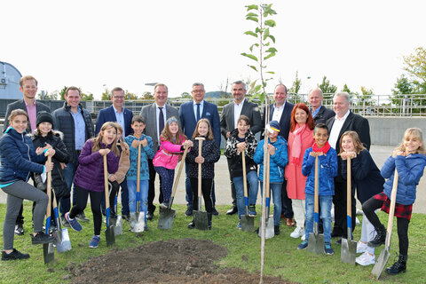 Kinder der Volksschule Schützen pflanzten zum 25-Jahr-Jubiläum einen von neun Bäumen für die Mitgliedsgemeinden am Gelände des Reinhaltungsverbands. V.l.: DI Christof Giefing, Geschäftsführer & Betriebsleiter, Bgm. und Vorstandsmitglied Markus Binder (Mörbisch), Bgm. Thomas Schmid (Oggau), Obmann Bgm. Roman Zehetbauer (Schützen), Obmannstellvertreter Bgm. Helmut Hareter (Breitenbrunn), LR Heinrich Dorner, Bgm. Johannes Mezgolits (Donnerskirchen), VS-Dir.in Sabine Szewald, Bgm. Erwin Preiner (Jois), Bgm. Richard Hermann (Purbach)