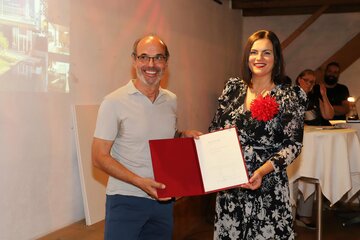 Landeshauptmann-Stellvertreterin Mag.a Astrid Eisenkopf übergab Otmar Hasler die Anerkennung des Landes Burgenland.