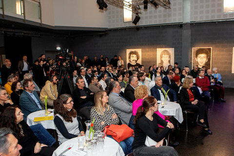 Zahlreiche Besucherinnen und Besucher waren zur Ausstellungseröffnung in das Offene Haus Oberwart gekommen.