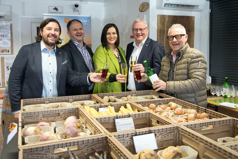 . LAbg. Bürgermeister Hans Unger, Andreas Schlögl (Obmann Biogenossenschaft Burgenland eGen), Landeshauptmann-Stellvertreterin Astrid Eisenkopf, LAbg. Bürgermeister Thomas Steiner, Hannes Anton (Geschäftsführer Biogenossenschaft Burgenland eGen) bei der Eröffnung des SB-Bauernladens in Eisenstadt.