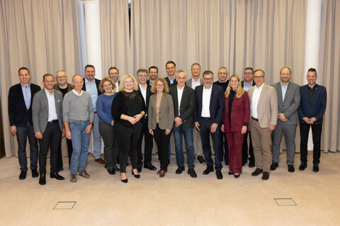 Landesrätin Mag.a (FH) Daniela Winkler (5.v.r.) mit den Teilnehmerinnen und Teilnehmern bei der Katastrophenschutzreferentinnen- und Katastrophenschutzreferenten-Konferenz der Länder in der St. Martins Therme in Frauenkirchen.