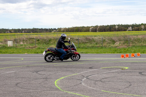 Das Land Burgenland fördert auch 2026 wieder Warm-up-Trainings und Fahrsicherheitstrainings für Bikerinnen und Biker. Trainings können bei den Mobilitätsclubs ARBÖ und ÖAMTC wie auch burgenländischen Fahrschulen gemacht werden (Archivbild Fahrsicherheitszentrum Neutal)