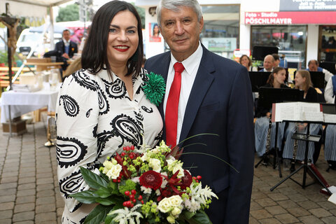 Güssings Bürgermeister Vinzenz Knor überreichte Landeshauptmann-Stellvertreterin Astrid Eisenkopf nach ihrer Festansprache einen Blumenstrauß.
