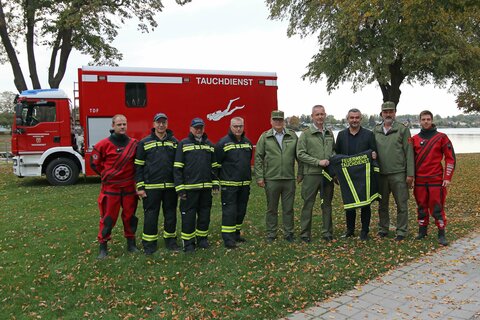 David Ernst, Gerald Dorfmeister, Rudolf Deutsch, Thorsten Böcker, Referatsleiter „Tauchdienst“ im Landesfeuerwehrverband Anton Kandelsdorfer, Sachgebietsleiter „Tauchdienst“ im Landesfeuerwehrverband Thomas Bochdalofsky, Landesrat Heinrich Dorner, Landesfeuerwehrkommandant Franz Kropf und Clemens Leitner.
