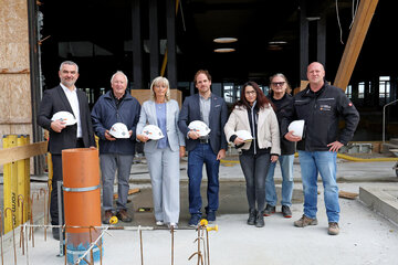 Landesrat Heinrich Dorner mit Bürgermeisterin Elkisabeth Böhm bei einem Lokalaugenschein im Hallenbad Neusiedl am See