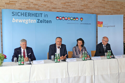 (v.l.n.r.) Kärntens Landeshauptmann Mag. Peter Kaiser, Burgenlands Landeshauptmann Hans Peter Doskozil sowie Wiens Kulturstadträtin Mag.a Veronica Kaup-Hasler und der Tiroler Landeshauptmann Anton Mattle informierten über die Ergebnisse der LandeskulturreferentInnenkonferenz