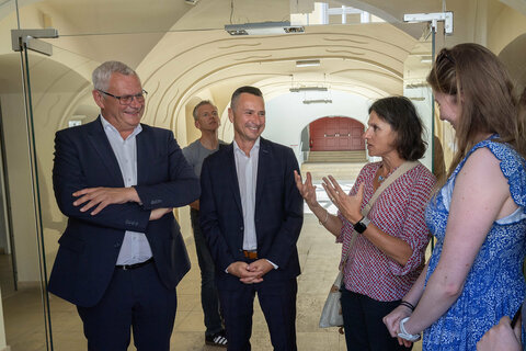 Landtagsabgeordneter Robert Hergovich und Bürgermeister LAbg. Thomas Steiner im Gespräch mit Natalie Barb.