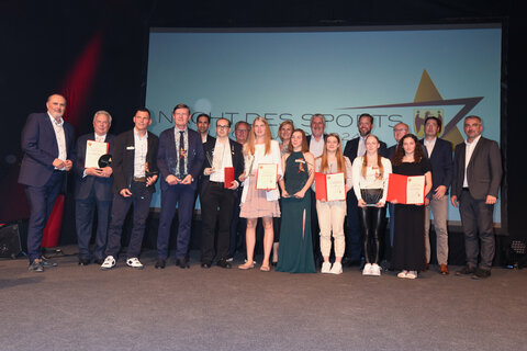 Landeshauptmann Hans Peter Doskozil und Sportlandesrat Heinrich Dorner mit den ausgezeichneten Sportlerinnen und Sportlern sowie den Sponsoren