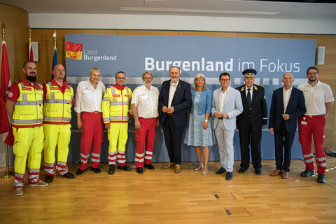 Landeshauptmann Mag. Hans Peter Doskozil mit den Vertreterinnen und Vertretern von Städtebund, Gemeindevertreterverband, Gemeindebund, Rotem Kreuz und Samariterbund.