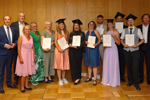 Soziallandesrat Dr. Leonhard Schneemann und Schulleiter Mag. Günter Hochwarter, MSc mit allen Diplomantinnen und Diplomanten in Pinkafeld.