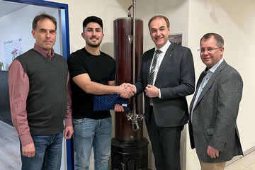 Landesrat Dr. Leonhard Schneemann gratulierte Sajaad Hassani (2.v.l.)  zum Sieg beim Landeslehrlingswettbewerb, mit Geschäftsführer Alexander Fuchs (r.), Fuchs Service & Installations GmbH Pöttelsdorf