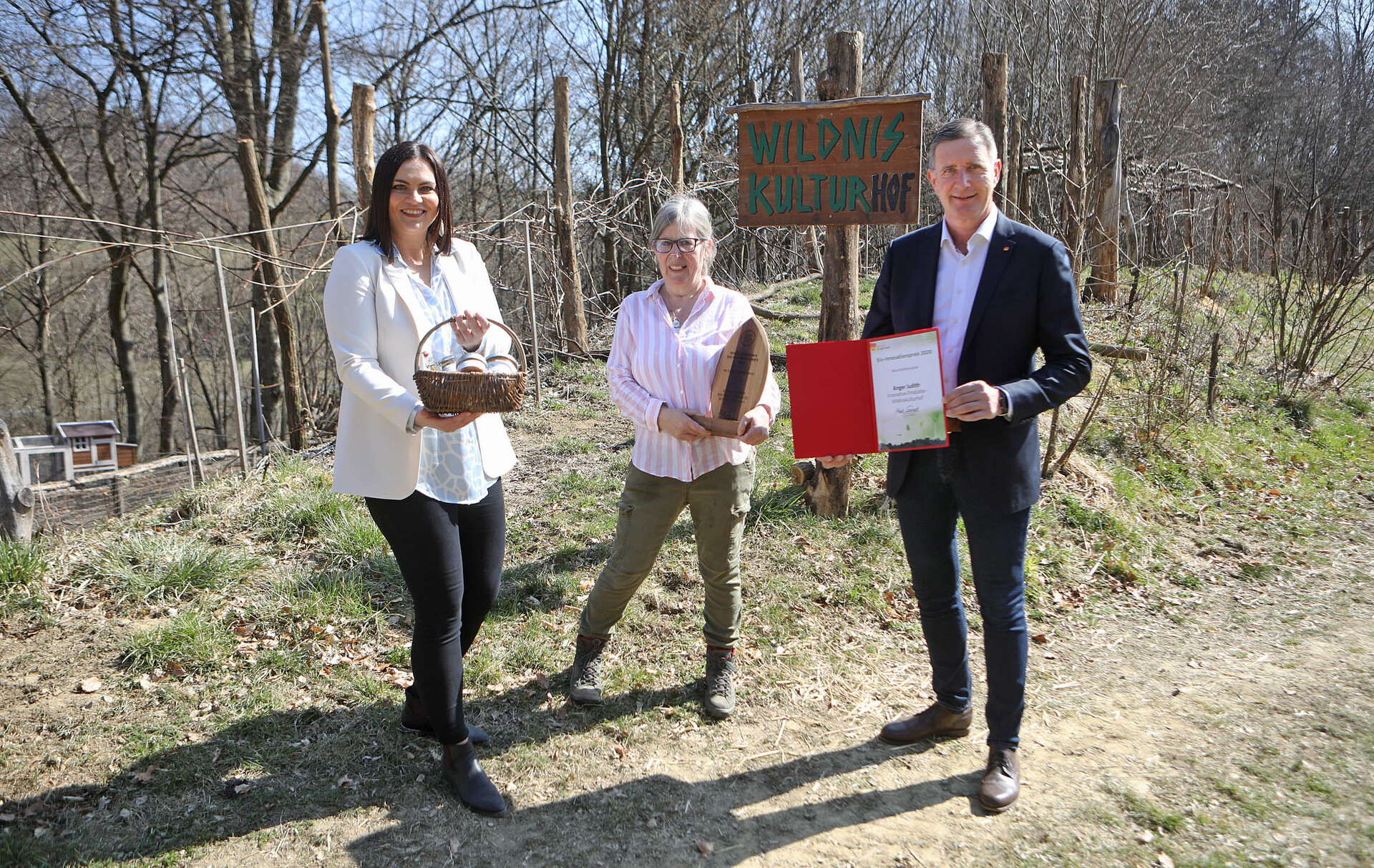 Landeshauptmann-Stellvertreterin Astrid Eisenkopf zeichnet Judith Anger mit dem Bio-Innovationspreis des Landes Burgenland aus. V.l.: LH-Stv.in Astrid Eisenkopf, Judith Anger, LT-Abg. Ewald Schnecker
