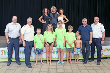 BR Markus Wessely (Bgld. Landesfeuerwehrverband, Abteilungsleiter „Organisation und Verwaltung), LBDS Martin Raidl (2. Landesfeuerwehrkommandant-Stellvertreter), Landesrat Heinrich Dorner und LPD Franz Kropf (Landesfeuerwehr­Kommandant) mit Sven Alexiuss & seinem Team und den „Heroes“ von der Feuerwehrjugend Lackenbach
