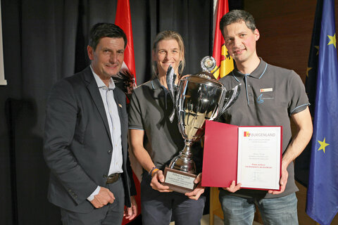 Sportlandesrat Christian Illedits bei der Übergabe der Auszeichnungen