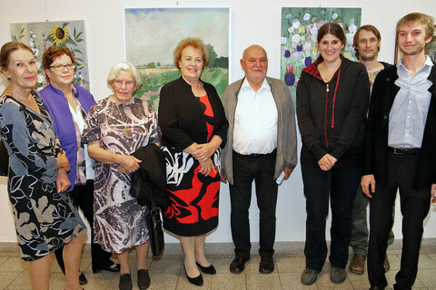 Vernissage von Werken des Oggauer Künstlers Prof. Josef Michels und Familie in der BH Eisenstadt-Umgebung. V.l.: Maria Fuska, Tochter von Prof. Josef Michels, Bezirkshauptfrau Dr. Franziska Auer, Frau Maria Michels, Landtagspräsidentin Verena Dunst, Prof. Harro Pirch, Katharina Michels, Stefan Fuska, Johannes Fuska.