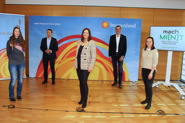 Marie-Theresia Schimatovich, BSc, aus Zillingtal, Mag. Harald Horvath, RMB, LH-Stv.in Mag.a Astrid Eisenkopf, Gerhard Michalitsch, AK-Präsident Burgenland, und Lena Neuhauser, BSc, aus Müllendorf - beide haben die Ausbildung zur Biomedizinischen Analytikerin (BMA) absolviert und sind im Krankenhaus der Barmherzigen Brüder in Eisenstadt beschäftigt - präsentierten das neue Online-Berufsorientierungstool Mach MI(N)T