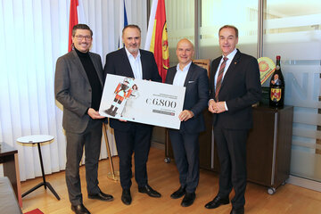 Übergabe eines Spendenschecks über 6.800 Euro vom Designer Outlet Parndorf für die Aktion Licht ins Dunkel. V.l.:  Petr Proy, Regional Director McArthurGlen Designer Outlets Germany & Austria, LH Hans Peter Doskozil, Center Manager Mario Schwann, LR Leonhard Schneemann