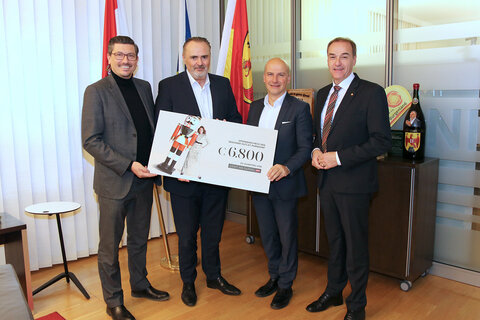 Übergabe eines Spendenschecks über 6.800 Euro vom Designer Outlet Parndorf für die Aktion Licht ins Dunkel. V.l.:  Petr Proy, Regional Director McArthurGlen Designer Outlets Germany & Austria, LH Hans Peter Doskozil, Center Manager Mario Schwann, LR Leonhard Schneemann
