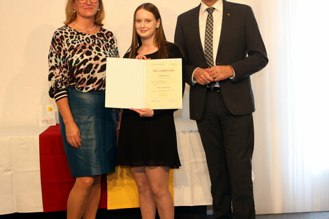 Direktorin DGKP Gabriele Ehrenhöfer (l., Gesundheits- und Krankenpflegeschule Oberwart, KRAGES) und Landesrat Dr. Leonhard Schneemann (r.) mit Pflegefachassistentin Heike Stipics (Mitte);