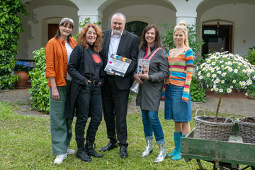 Beim Drehstart zum Gartenkrimi "Zuagroast": Drehstart „Zuagroast“ 1 (v.l.): Eva Maria Marold (Schauspielerin), Claudia Jüptner-Jonstorff (Regie), Landeshauptmann Hans Peter Doskozil, Martina Parker (Roman-Autorin) und Hilde Dalik (Schauspielerin)