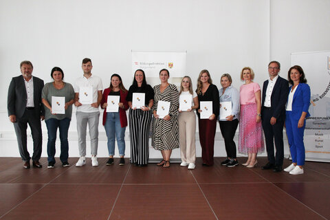 Bildungsdirektor Alfred Lehner (links im Bild) übergab Lehrkräften aus dem Bezirk Oberpullendorf ihre Anstellungsverträge.