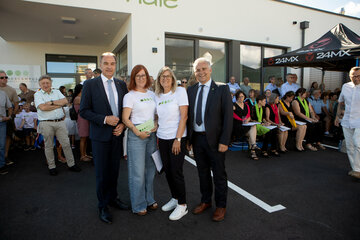 Landesrat Leonhard Schneemann, Kindergartenleiterin Katharina Schranz, Volksschuldirektorin Helga Puhr und Bürgermeister Christian Pinzker (v.l.) in Holzschlag.