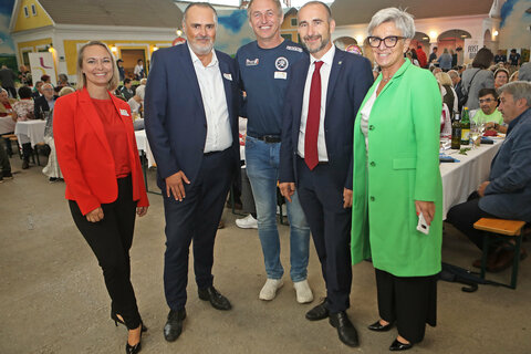 Großpetersdorfs 2. Vizebürgermeisterin Mag. Olivia Kaiser, Landeshauptmann Mag. Hans Peter Doskozil, Gemeinderat und SV Großpetersdorf-Obmann Mag. Harald Schneller, Bürgermeister Ing. Harald Kahr und Landtagsabgeordnete Doris Prohaska (v.l.) in der Friedrichhalle Großpetersdorf.