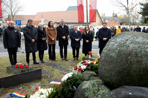 Kranzniederlegung und Gedenken an die ermordeten Roma und Sinti beim Mahnmal in Lackenbach.