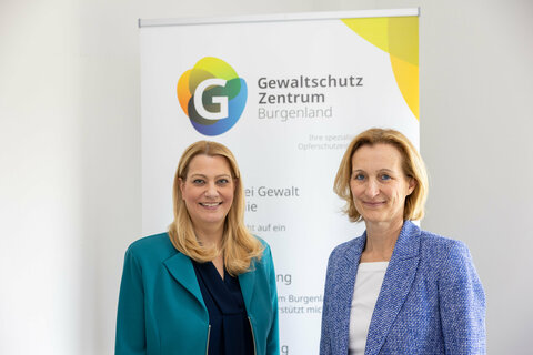 Landesrätin Mag.a (FH) Daniela Winkler (links im Bild) und Mag.a Karin Gölly, Geschäftsführerin des Gewaltschutzzentrums Burgenland.